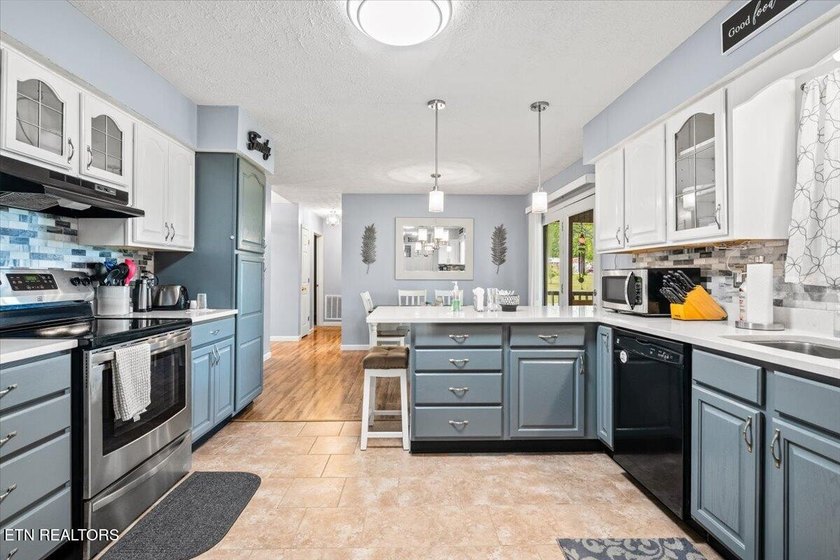 Beautifully maintained ranch-style home offering 3 bedrooms, 2 - photo 12