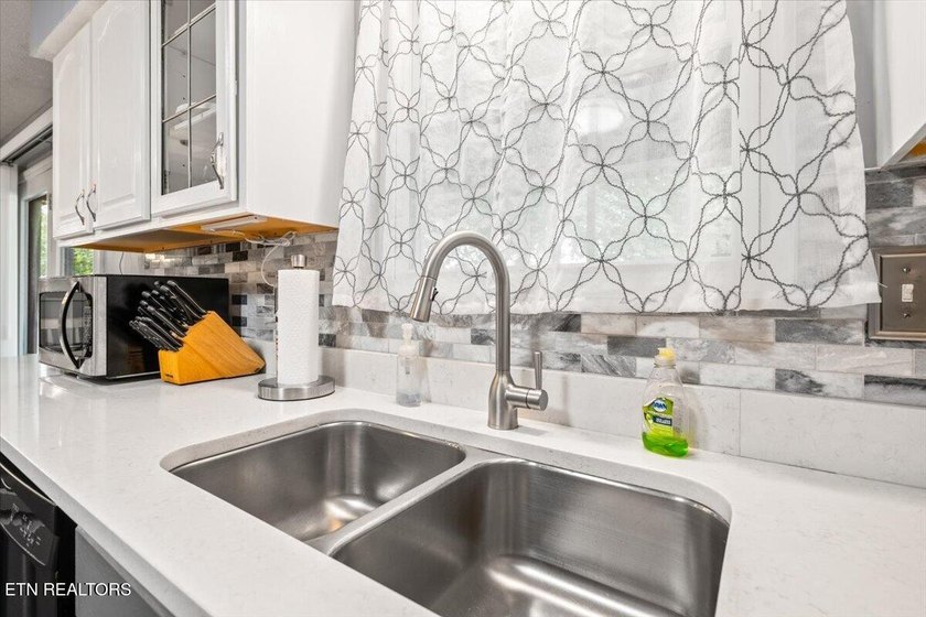 Beautifully maintained ranch-style home offering 3 bedrooms, 2 - photo 15