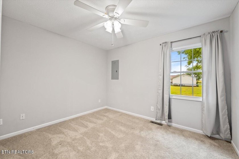 Beautifully maintained ranch-style home offering 3 bedrooms, 2 - photo 22