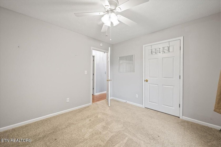 Beautifully maintained ranch-style home offering 3 bedrooms, 2 - photo 24