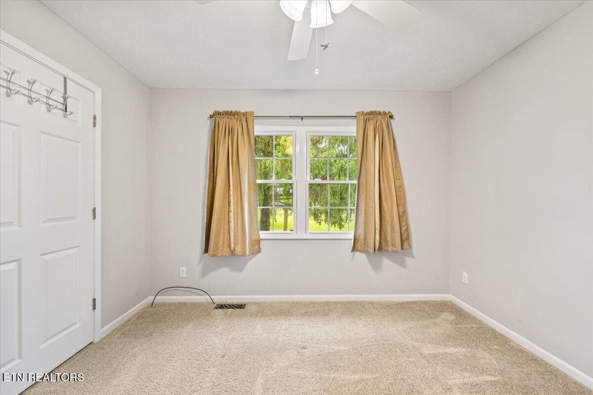 Beautifully maintained ranch-style home offering 3 bedrooms, 2 - photo 27