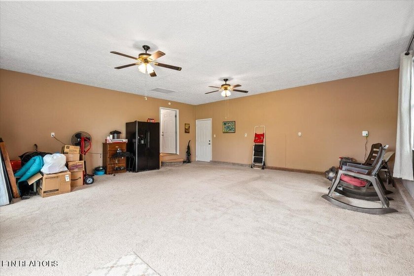 Beautifully maintained ranch-style home offering 3 bedrooms, 2 - photo 30