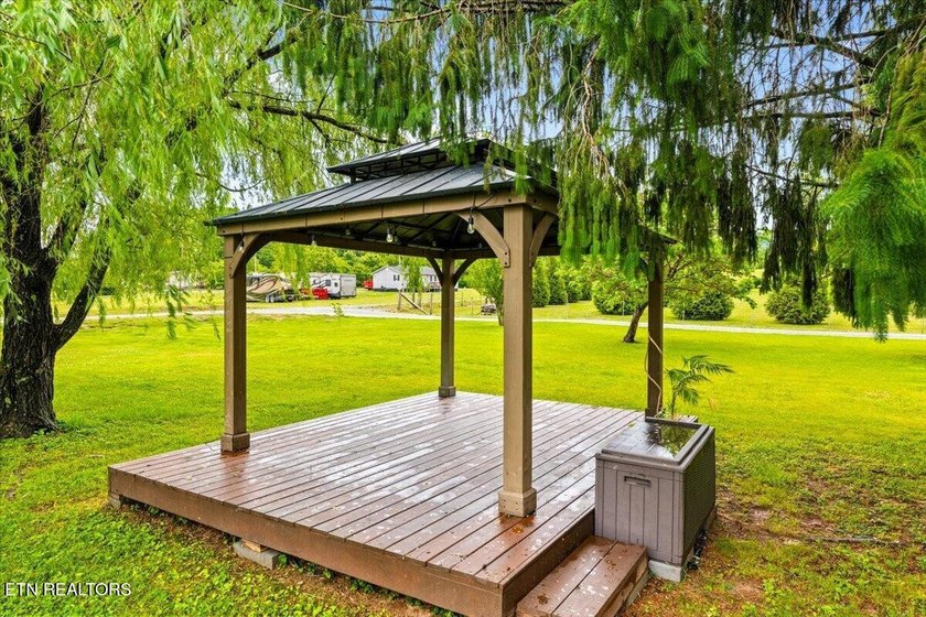 Beautifully maintained ranch-style home offering 3 bedrooms, 2 - photo 38