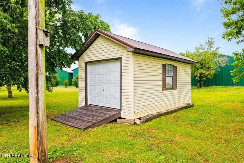 Beautifully maintained ranch-style home offering 3 bedrooms, 2 - photo 41