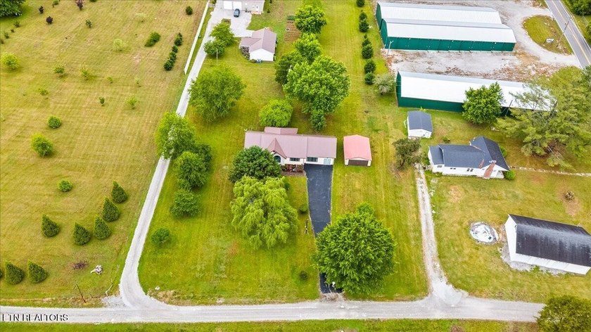 Beautifully maintained ranch-style home offering 3 bedrooms, 2 - photo 43