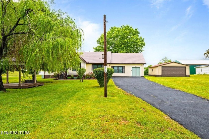 Beautifully maintained ranch-style home offering 3 bedrooms, 2 - photo 45