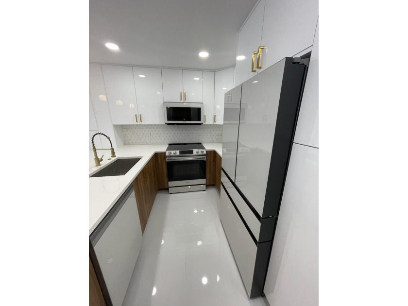 RENOVATED / BRAND NEW! Rarely available first-floor unit - photo 5