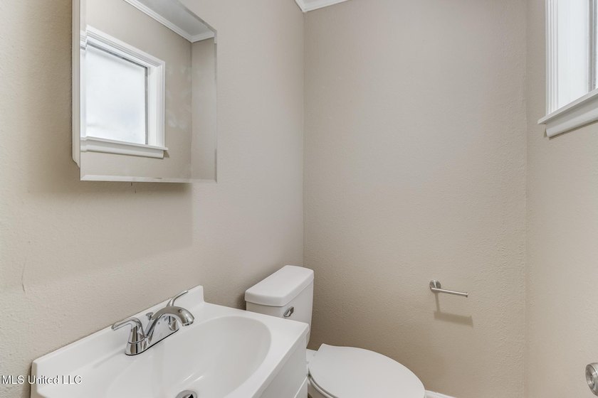 Welcome home! Charming and move-in ready! In a great location - photo 11
