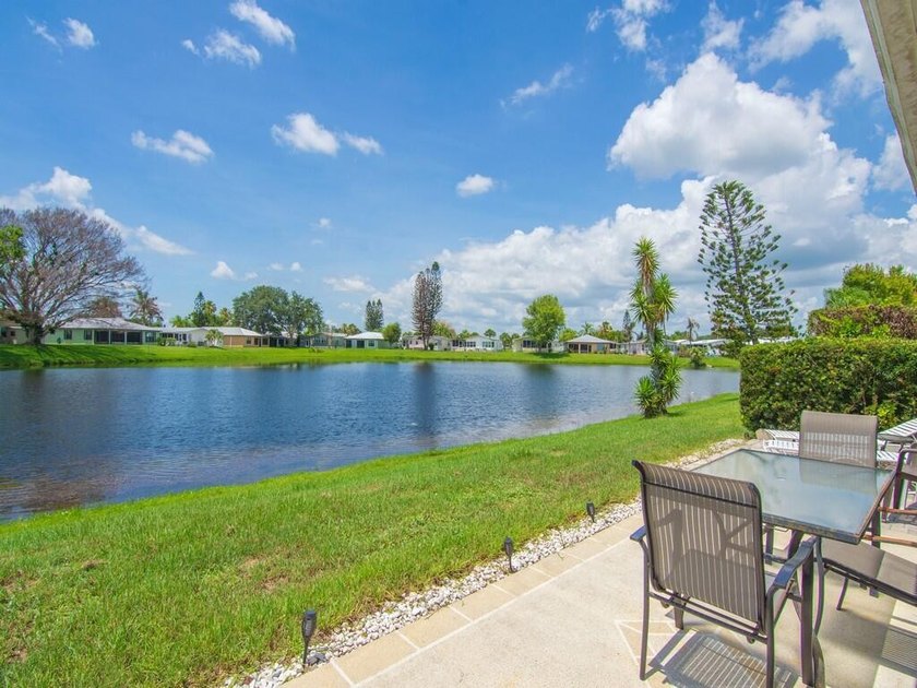Welcome to this beautifully maintained 3/2/2 lakefront home - photo 13