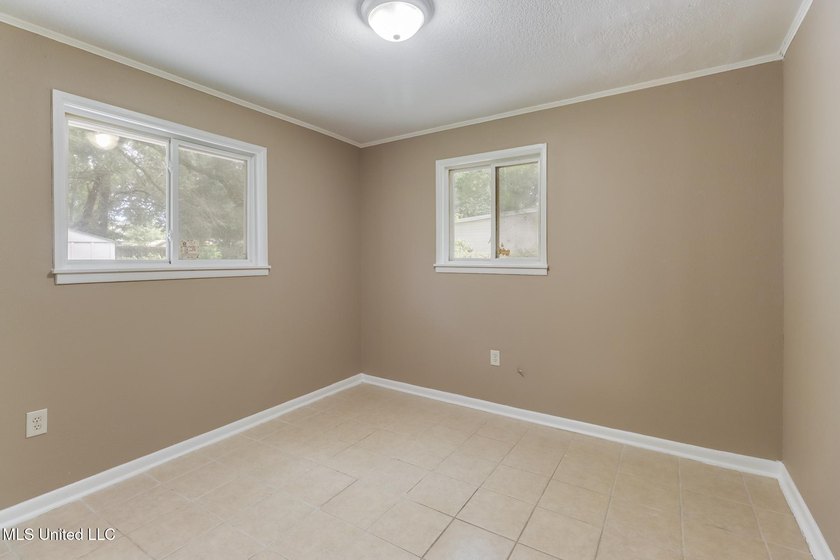 Welcome home! Charming and move-in ready! In a great location - photo 14