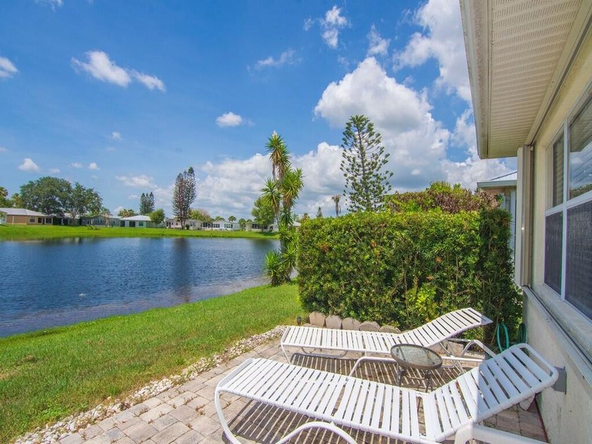 Welcome to this beautifully maintained 3/2/2 lakefront home - photo 14
