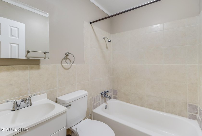 Welcome home! Charming and move-in ready! In a great location - photo 15