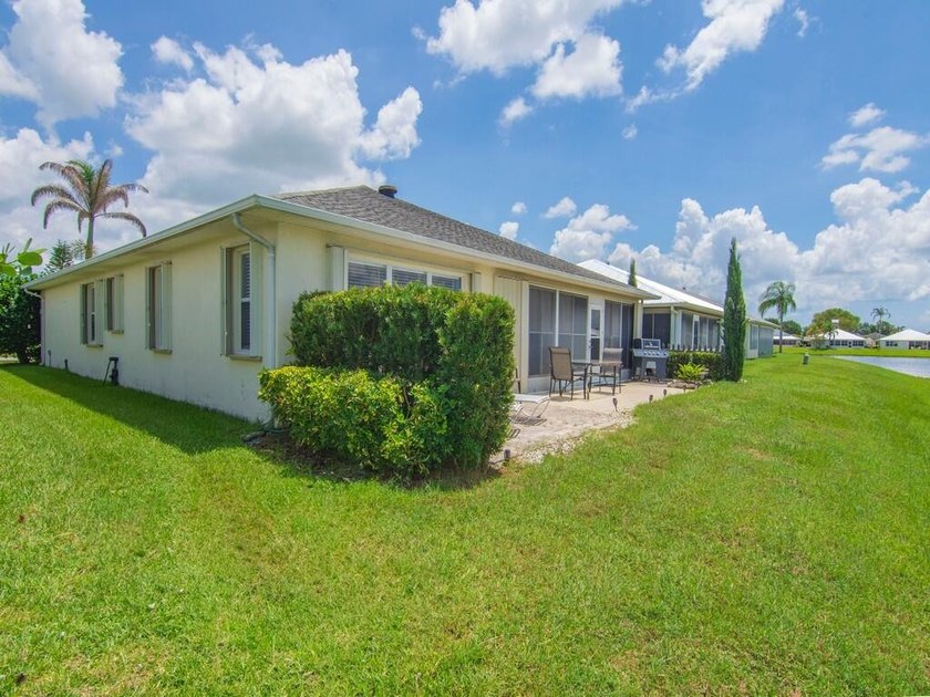 Welcome to this beautifully maintained 3/2/2 lakefront home - photo 18