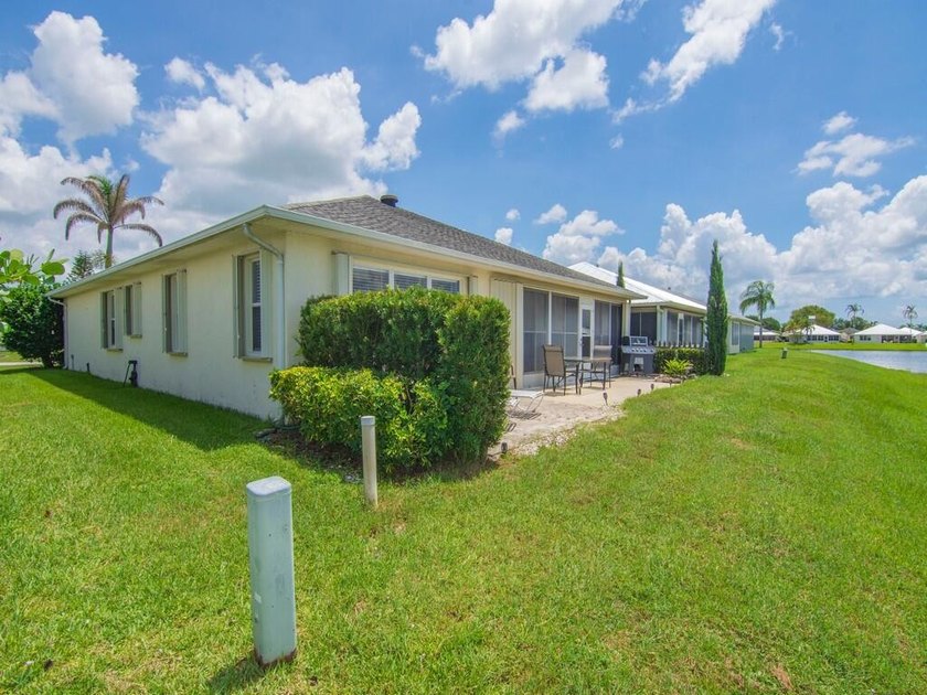 Welcome to this beautifully maintained 3/2/2 lakefront home - photo 19