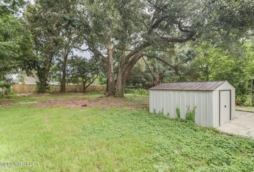 Welcome home! Charming and move-in ready! In a great location - photo 22