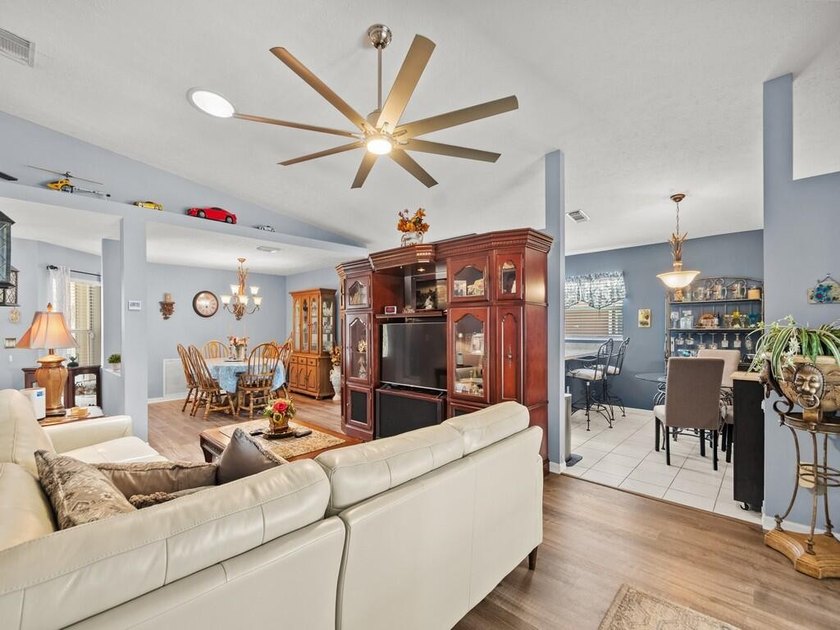 Welcome to this beautifully maintained 3/2/2 lakefront home - photo 34
