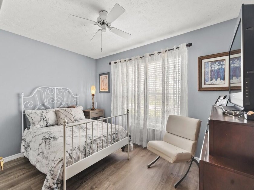 Welcome to this beautifully maintained 3/2/2 lakefront home - photo 46