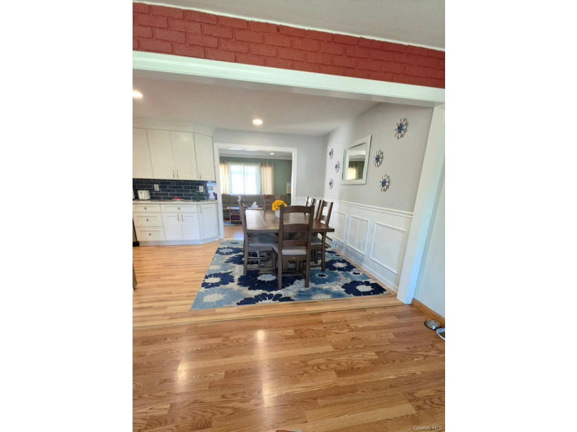 Beautiful 3 bedroom, 1 1/2 bath. Full basement with enclosed - photo 11