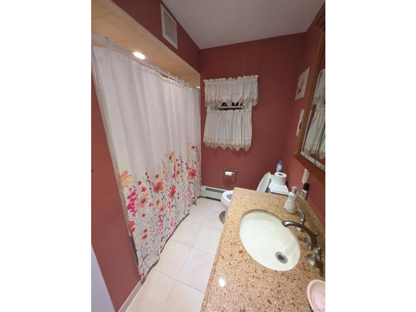 Beautiful 3 bedroom, 1 1/2 bath. Full basement with enclosed - photo 15