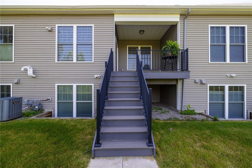 Built by Pridemark Homes, this immaculate ranch townhouse offers - photo 31