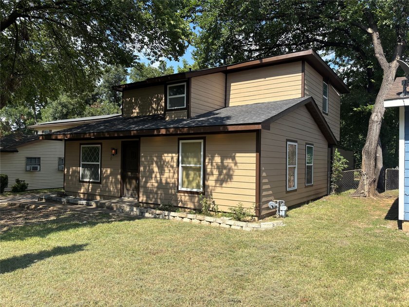 Welcome to 910 NE 31st St in Grand Prairie, TX This beautifully - photo 3