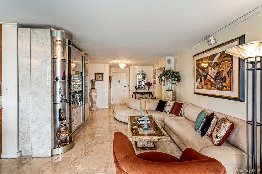 Experience effortless luxury in this beautifully renovated 3-BR - photo 9