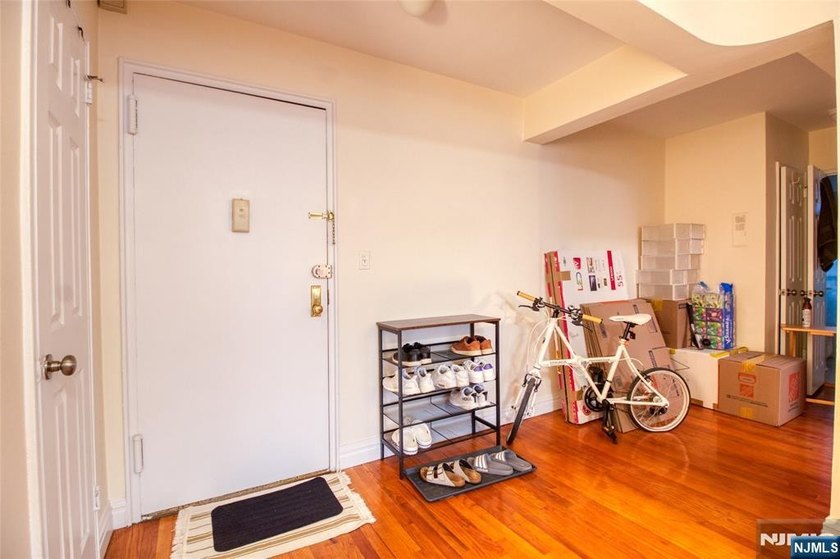 Commuter's delight!...Bright and spacious one bedroom unit in - photo 2