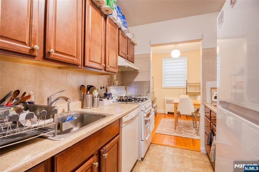 Commuter's delight!...Bright and spacious one bedroom unit in - photo 4
