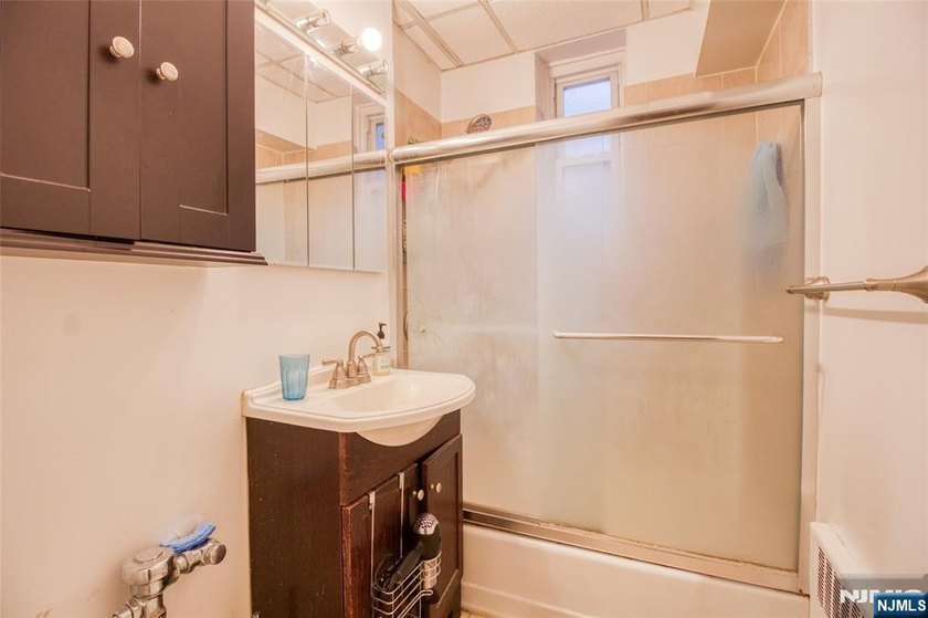 Commuter's delight!...Bright and spacious one bedroom unit in - photo 6