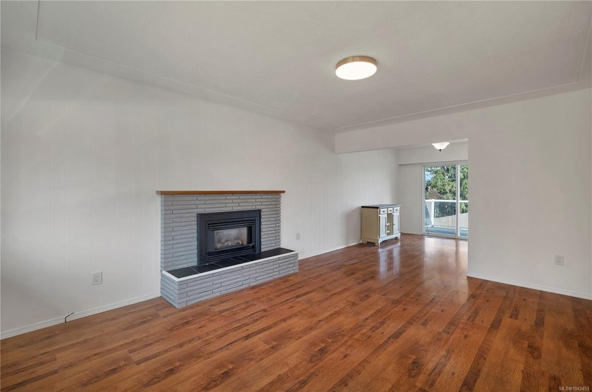 Family home, centrally located on a beautiful 0.25-acre lot just - photo 13