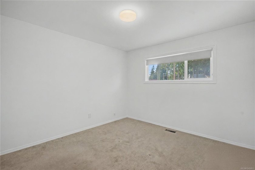 Family home, centrally located on a beautiful 0.25-acre lot just - photo 14