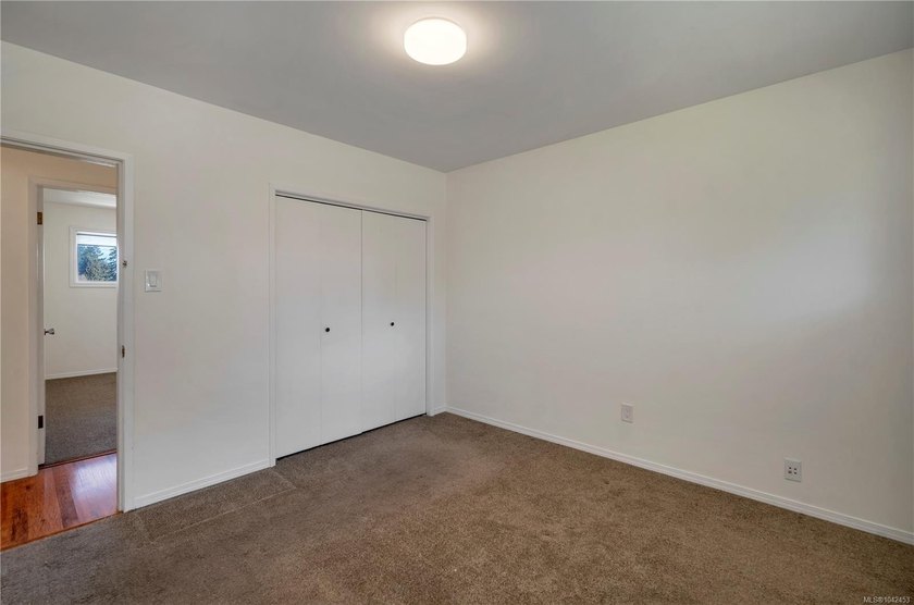 Family home, centrally located on a beautiful 0.25-acre lot just - photo 16