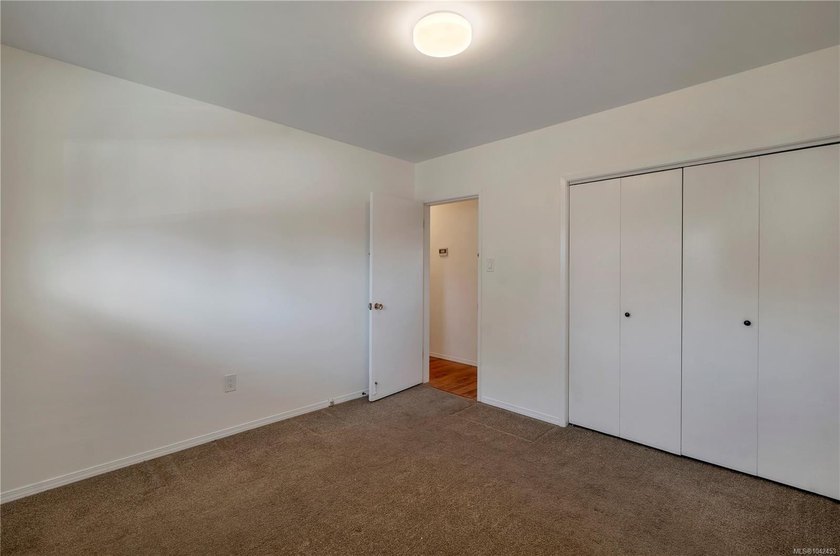 Family home, centrally located on a beautiful 0.25-acre lot just - photo 17