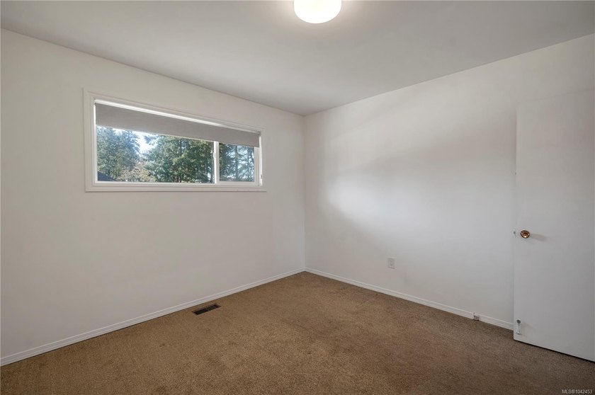 Family home, centrally located on a beautiful 0.25-acre lot just - photo 18