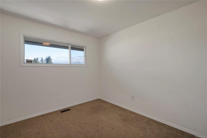 Family home, centrally located on a beautiful 0.25-acre lot just - photo 20