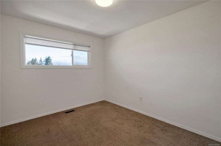 Family home, centrally located on a beautiful 0.25-acre lot just - photo 21