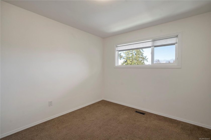 Family home, centrally located on a beautiful 0.25-acre lot just - photo 24