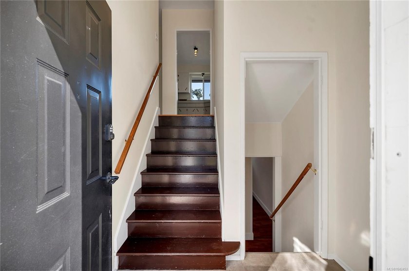 Family home, centrally located on a beautiful 0.25-acre lot just - photo 25