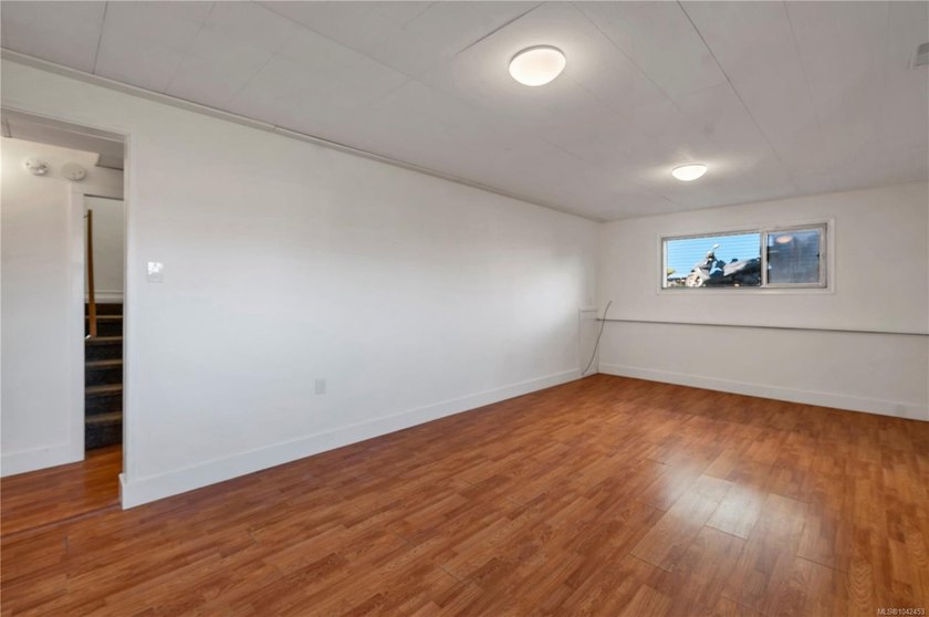 Family home, centrally located on a beautiful 0.25-acre lot just - photo 33