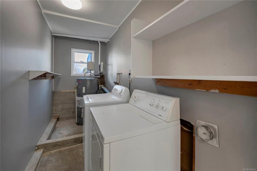 Family home, centrally located on a beautiful 0.25-acre lot just - photo 36