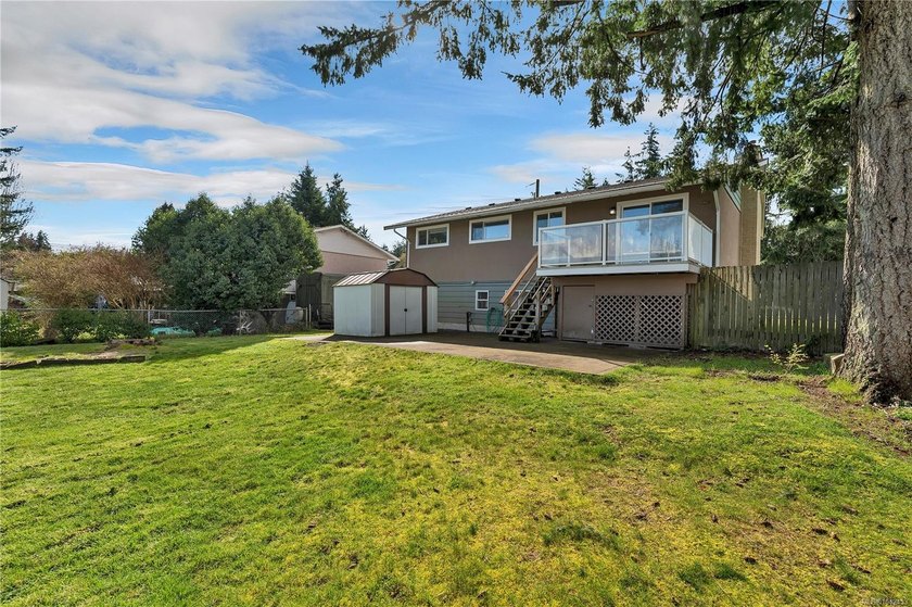 Family home, centrally located on a beautiful 0.25-acre lot just - photo 38