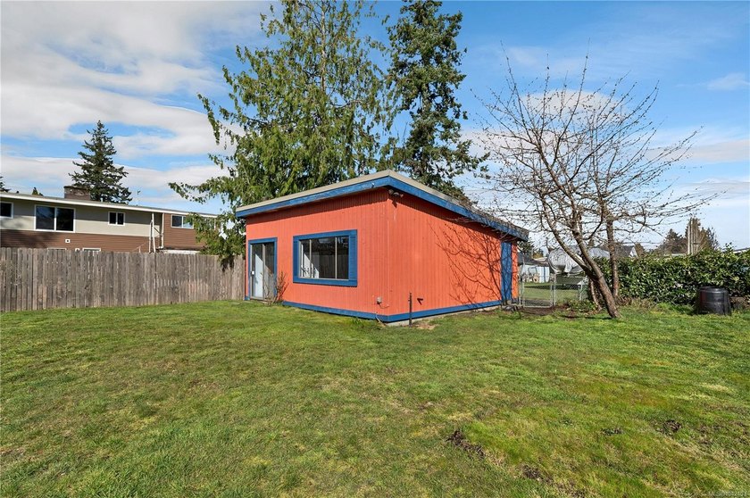 Family home, centrally located on a beautiful 0.25-acre lot just - photo 39