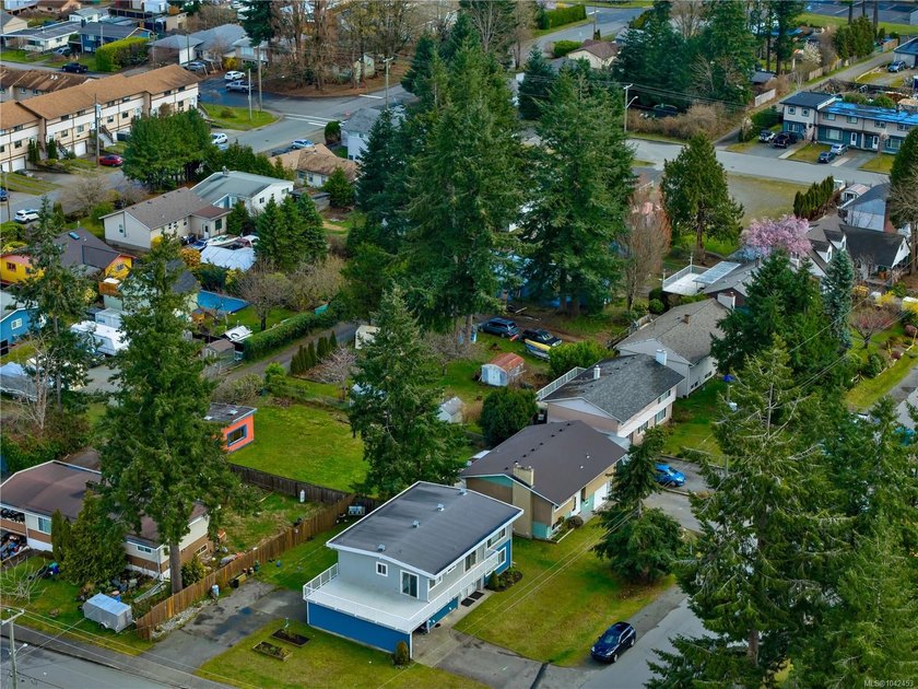 Family home, centrally located on a beautiful 0.25-acre lot just - photo 44