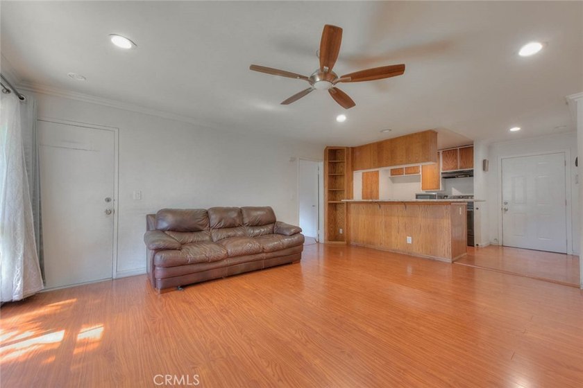 Beautiful 3-bedroom, 2-bath condo featuring an open floor plan - photo 9