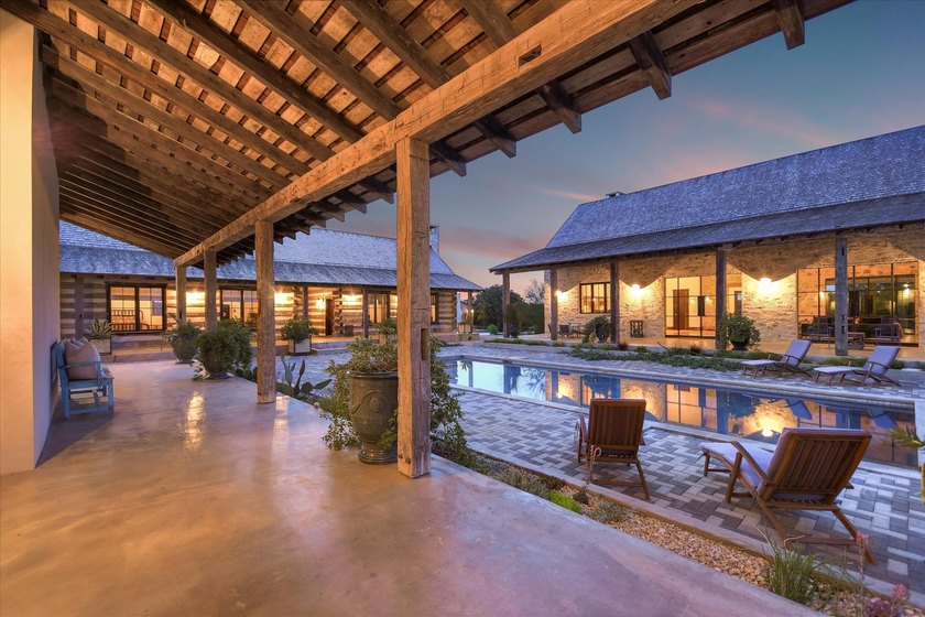 Welcome to a rare blend of bold Texas beauty &amp; modern luxury - photo 3