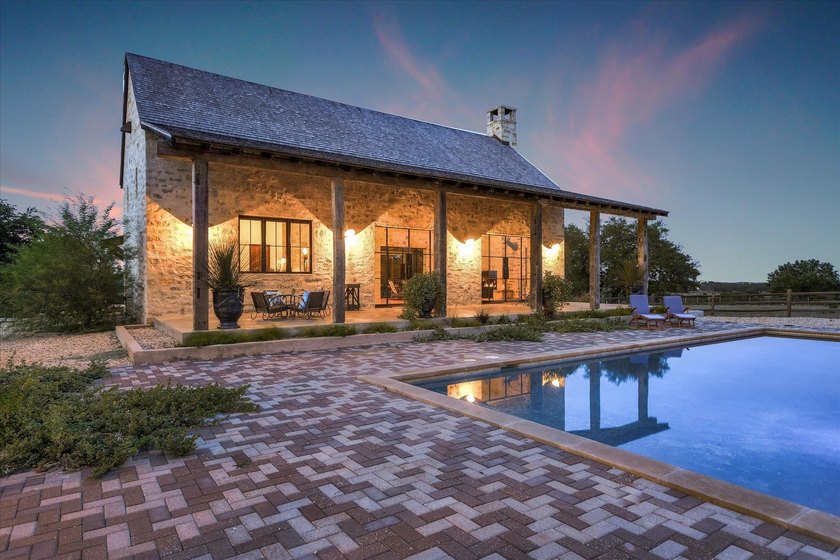 Welcome to a rare blend of bold Texas beauty &amp; modern luxury - photo 4