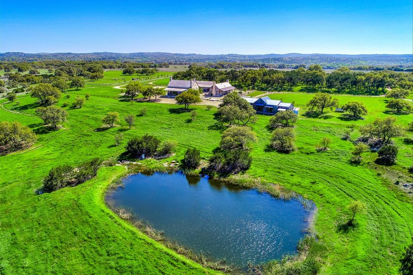 Welcome to a rare blend of bold Texas beauty &amp; modern luxury - photo 5