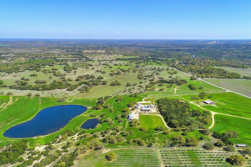 Welcome to a rare blend of bold Texas beauty &amp; modern luxury - photo 8