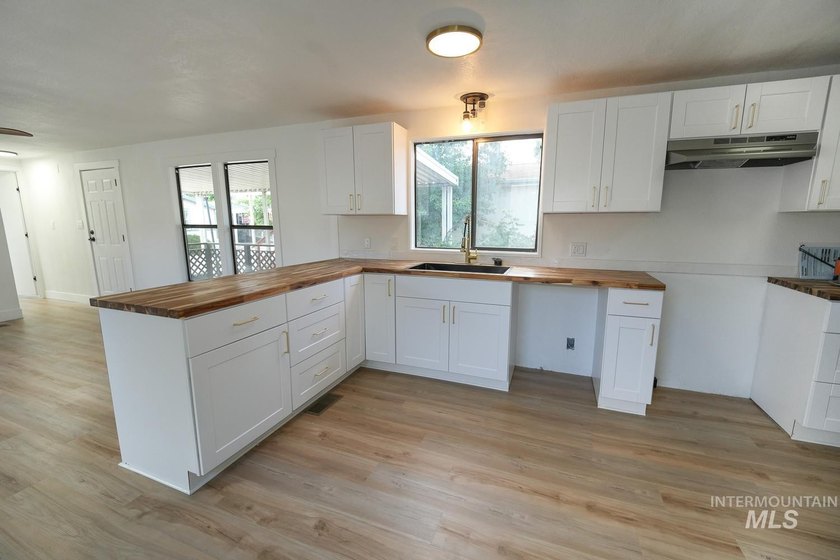 Welcome to Shenandoah Estates, a gated 55+ community offering - photo 12