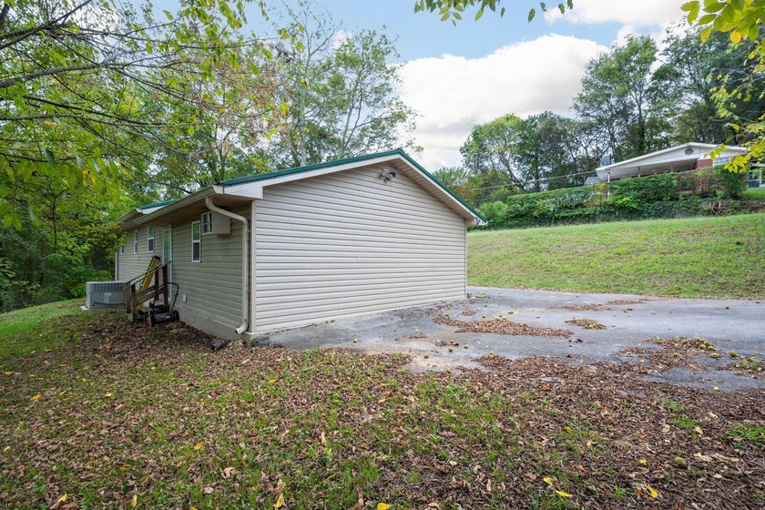 This cozy one level home offers easy living with an open layout - photo 27